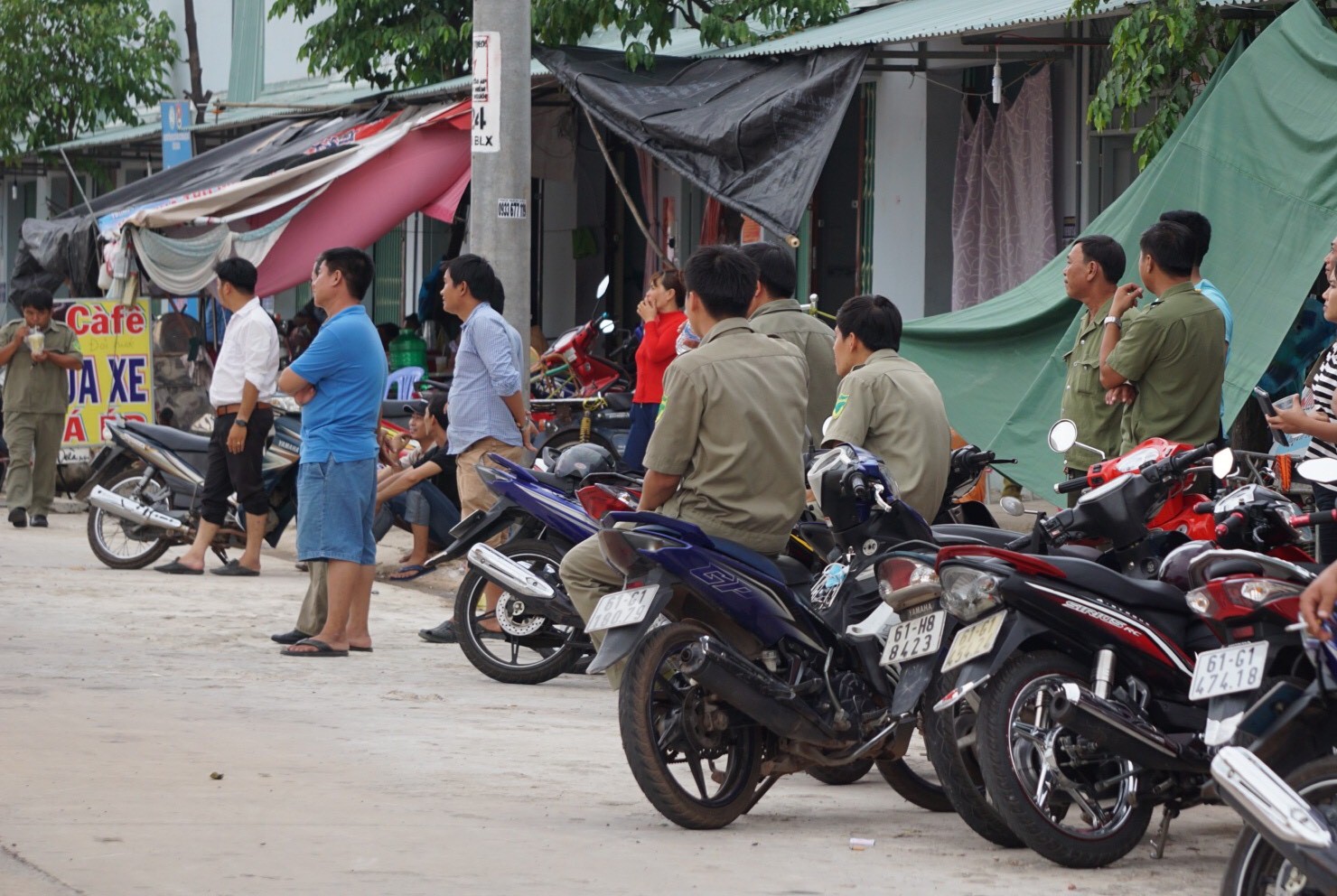 Người dân và lực lượng chức năng mỏi mòn chờ anh Bảy xuống