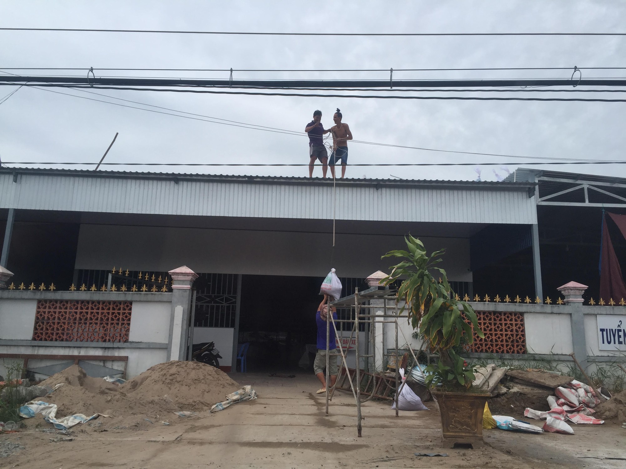 Miền T&acirc;y căng m&igrave;nh ứng ph&oacute; với b&atilde;o số 16 (Tembin) - Ảnh 2.