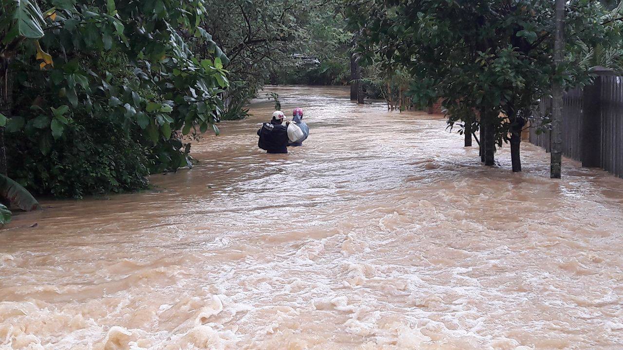Đà Nẵng- Quảng Trị: Hàng ngàn nhà dân còn ngập sâu trong nước