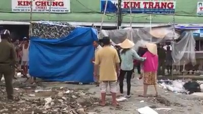 Cảnh sát nổ súng bắt người đàn ông cầm hung khí ngăn thi công chợ