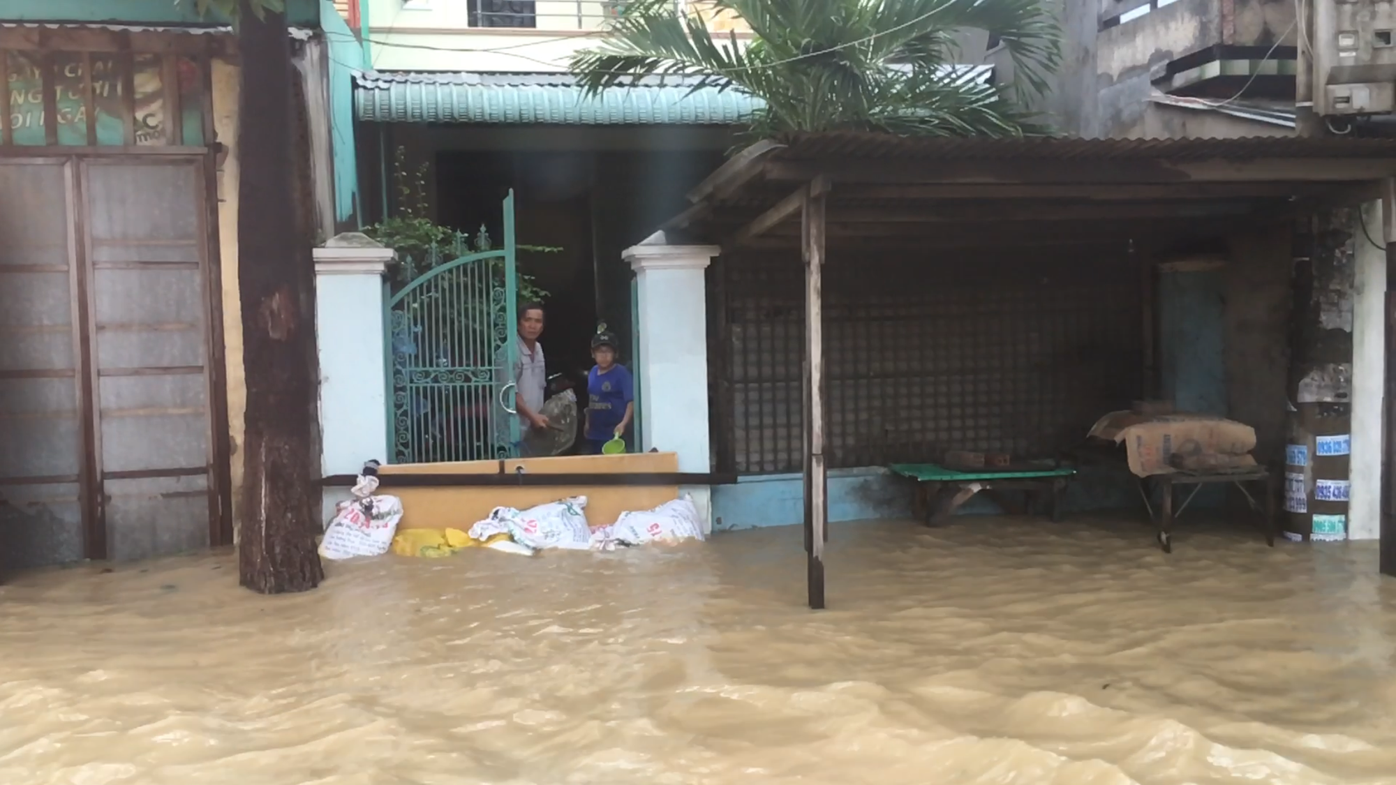 Lũ k&eacute;o về bao v&acirc;y, TP Quy Nhơn ch&igrave;m trong biển nước - Ảnh 10.