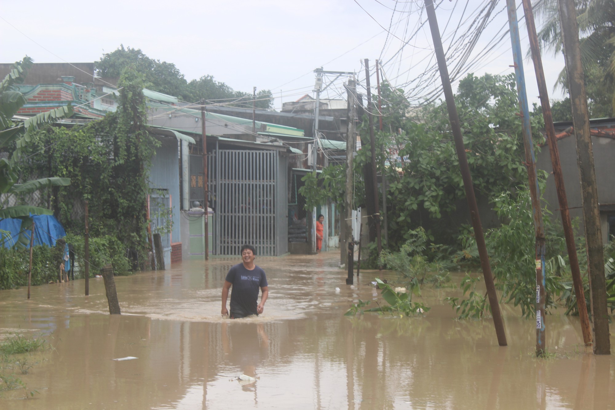 Lũ k&eacute;o về bao v&acirc;y, TP Quy Nhơn ch&igrave;m trong biển nước - Ảnh 11.