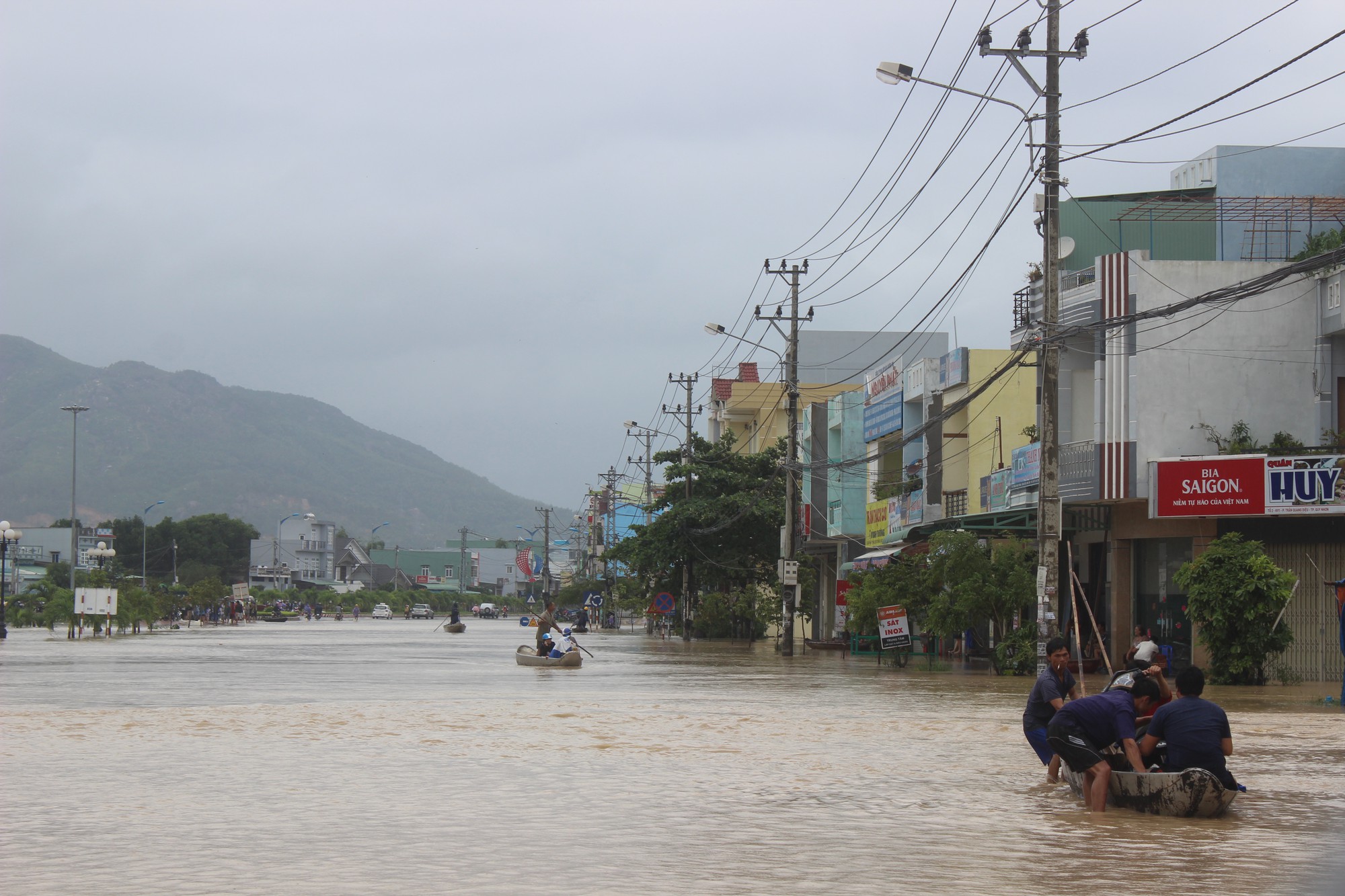 Lũ k&eacute;o về bao v&acirc;y, TP Quy Nhơn ch&igrave;m trong biển nước - Ảnh 2.