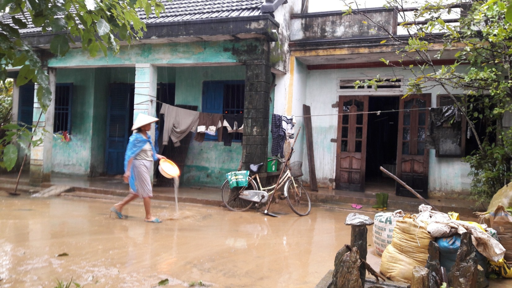 Kiệt quệ sau trận lũ lịch sử - Ảnh 1.