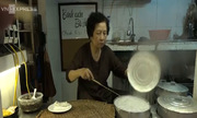 30 năm đạp xe bán bánh cuốn ở phố cổ Hà Nội