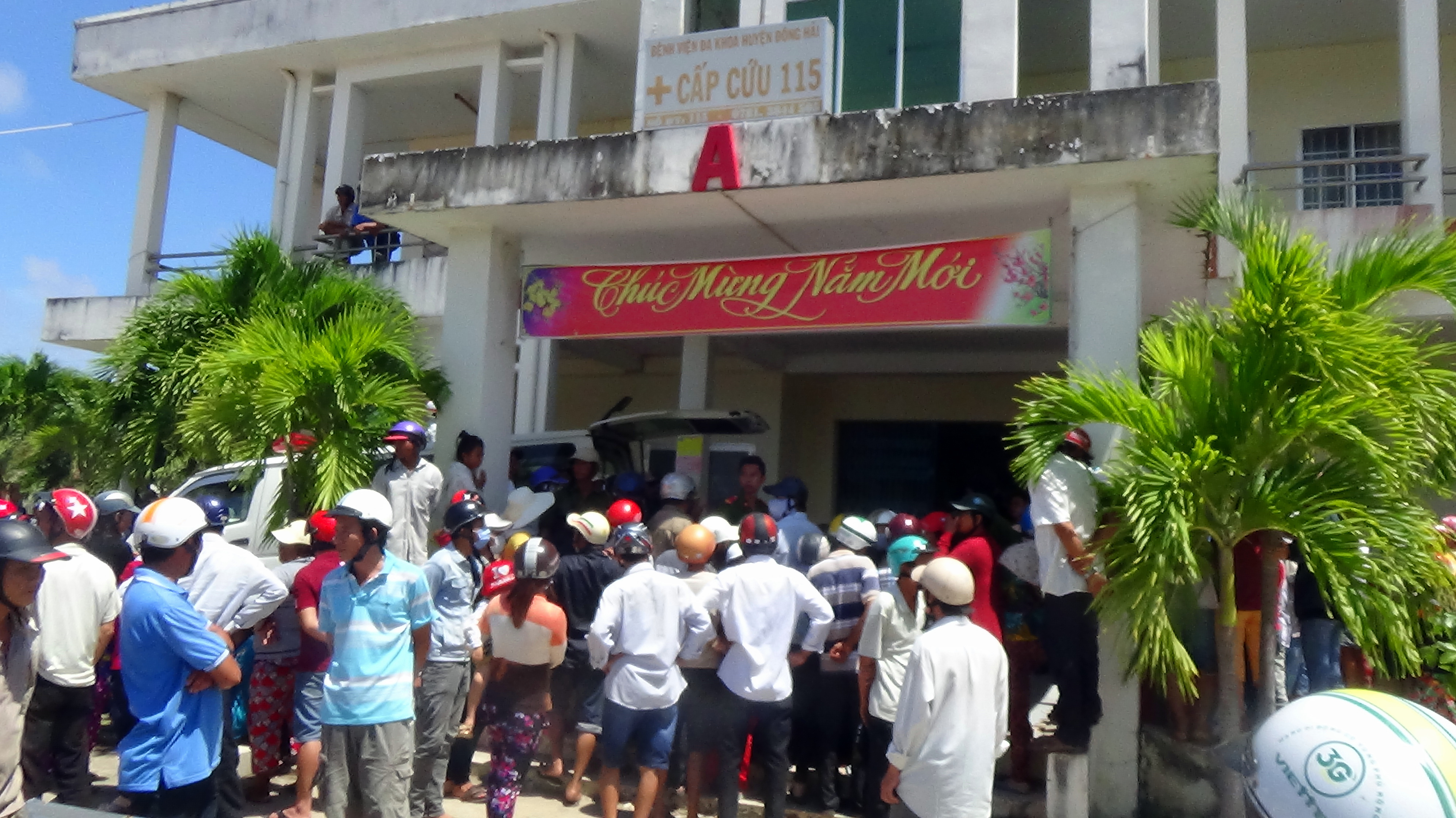 Người thân nóng lòng chờ tin tức nạn nhân vào ngày 6-4