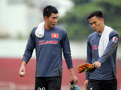 Nguyên Mạnh (phải) chỉ có thể trở lại từ lượt trận thứ 2 vòng loại Asian Cup 2019Ảnh: Quang Liêm