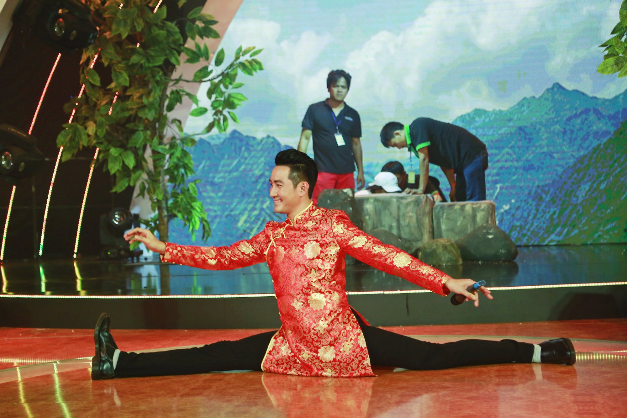 
Ca sĩ Nguyễn Phi H&ugrave;ng tr&ecirc;n s&agrave;n tập
