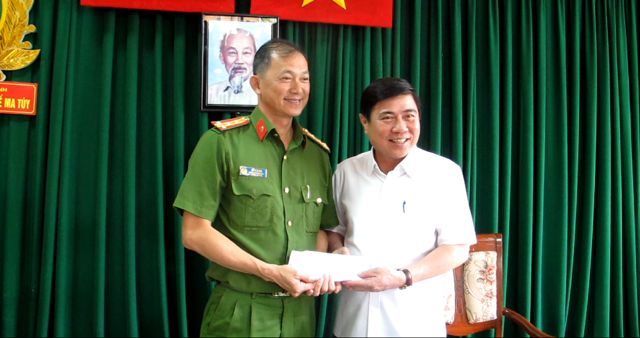 Ông Nguyễn Thành Phong trao thưởng Phòng PC47 Công an TP HCM