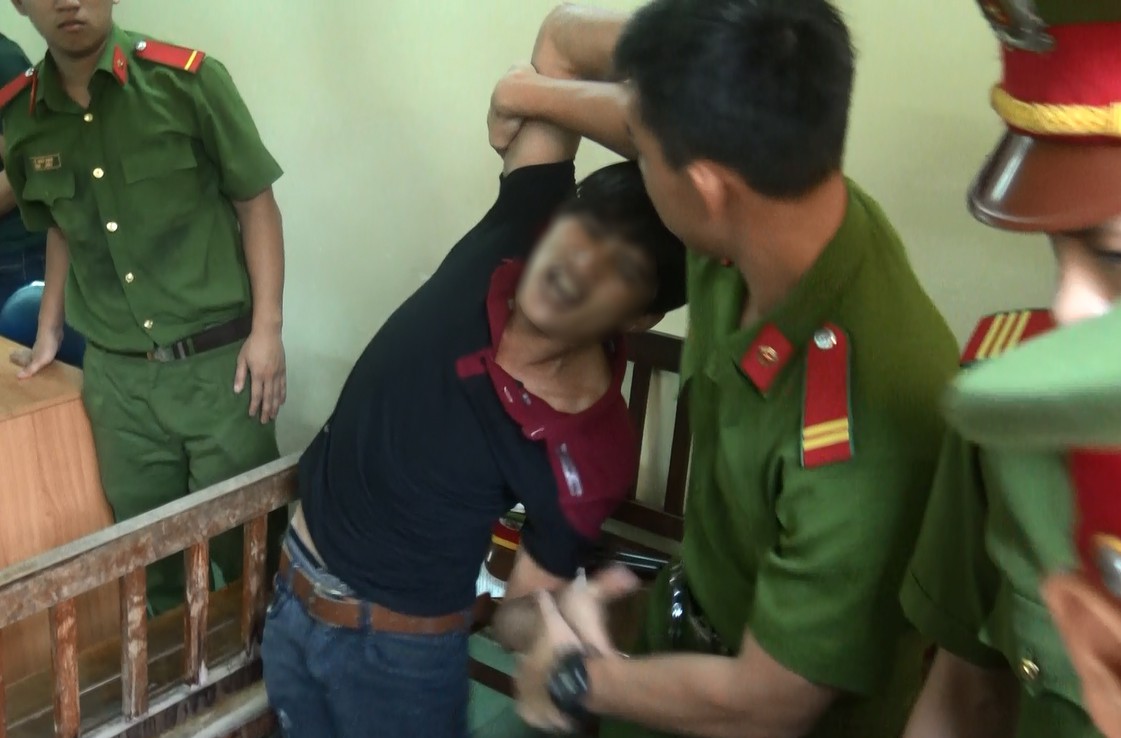 Đại náo pháp đình, ngồi tù như chơi!