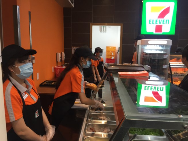Tiết lộ bất ngờ về người bán xôi, gỏi...cho 7-Eleven