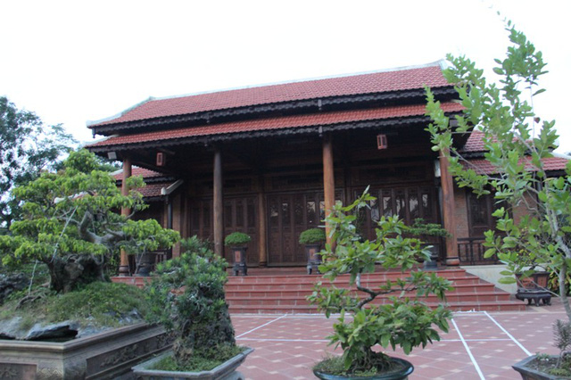Sếp kiểm lâm xây biệt phủ bằng gỗ ngoại