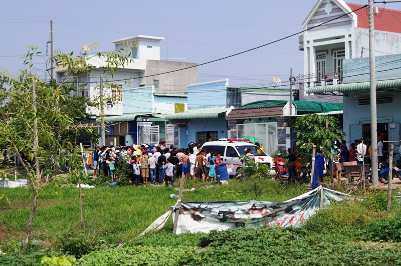 Thi thể chị Hải được đưa từ nhà trọ đến nhà xác khám nghiệm