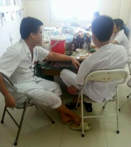 Bác sĩ, điều dưỡng đóng cửa nhậu trong giờ làm việc