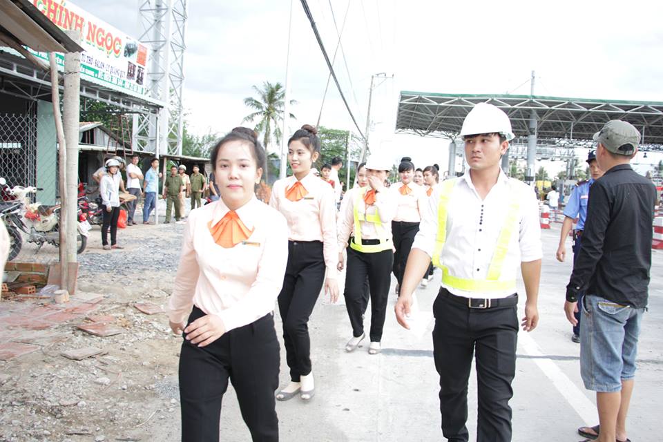 Kẹt xe d&agrave;i 1 km, trạm thu ph&iacute; Cai Lậy xả trạm - Ảnh 9.
