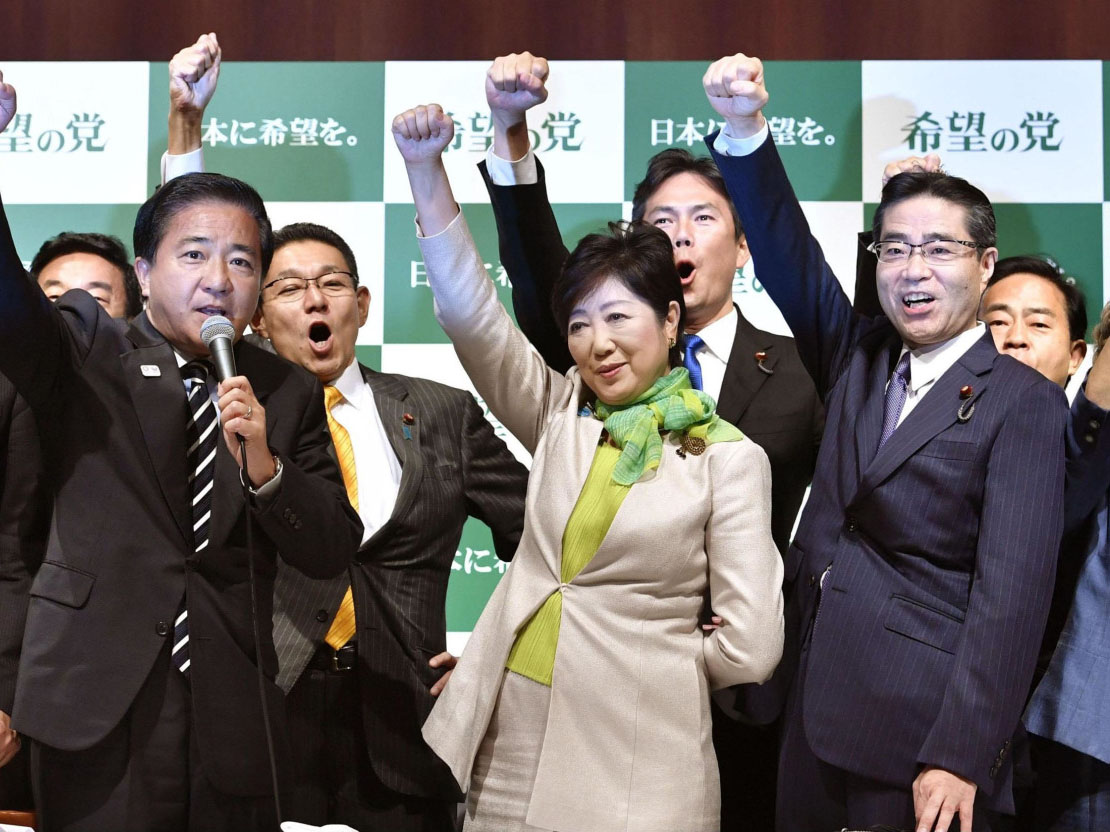 Ông Abe đối đầu "bông hồng thép"