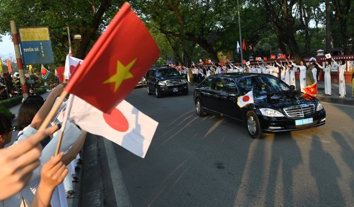 Người dân TP Huế đứng hai bên đường Lê Lợi đón chào Nhật hoàng. Ảnh: Reuters