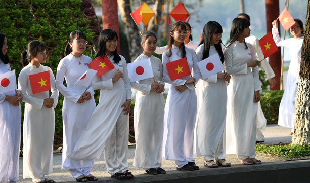 Nữ sinh Huế đứng 2 bên đường đón chào Nhật hoàng. Ảnh Reuters