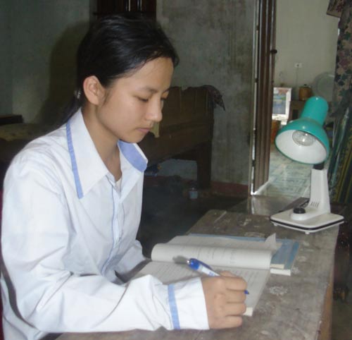 Hai nữ sinh nghèo ước mơ làm bác sĩ