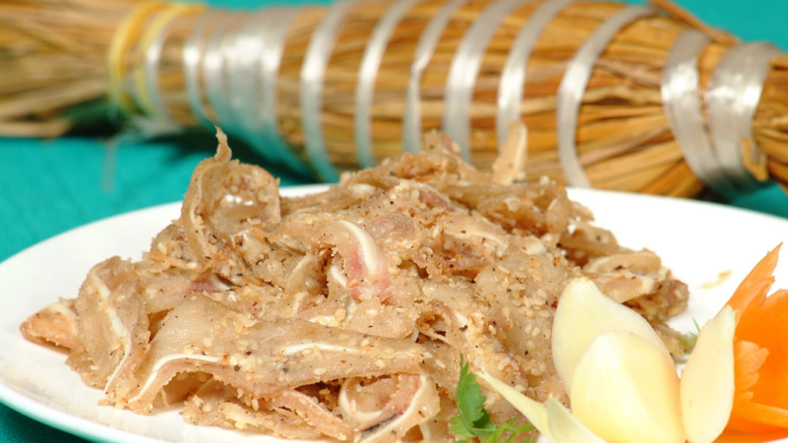 Những cuộn rơm v&agrave;ng &oacute;ng b&oacute; lại như c&aacute;n chổi l&agrave; đặc sản tr&eacute; của người B&igrave;nh Định (ảnh Đức Anh)