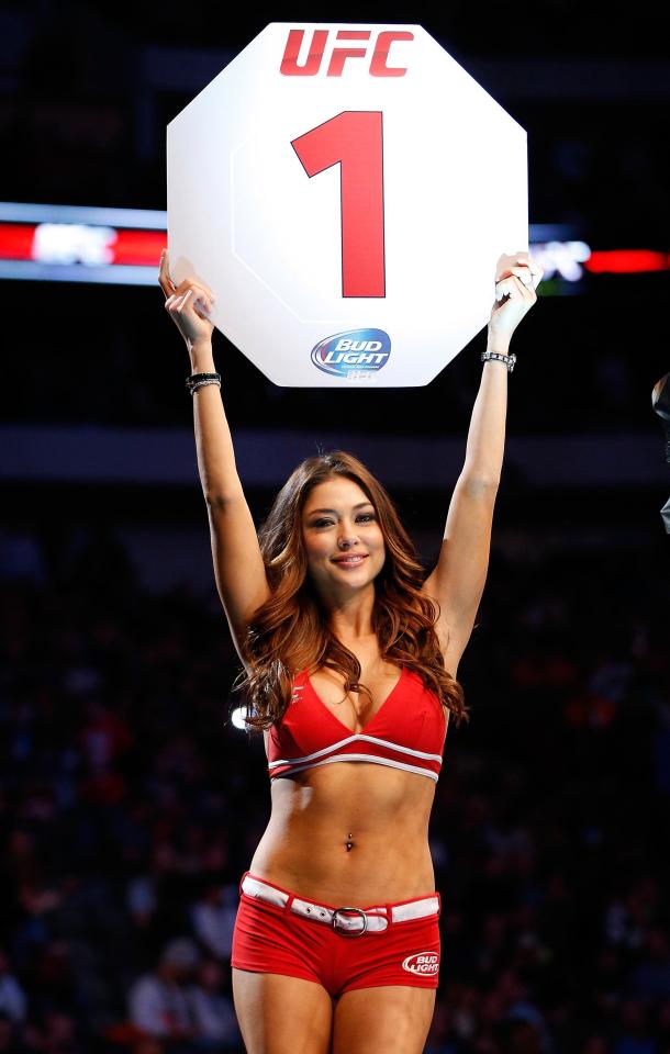 Clip hậu trường chụp ảnh của ring girl n&oacute;ng nhất h&agrave;nh tinh - Ảnh 1.