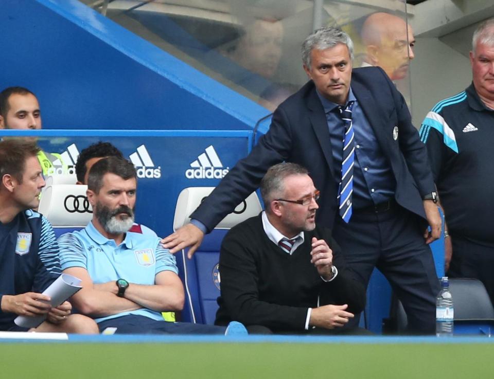 Roy Keane, trợ lý HLV ở Aston Villa, không thèm bất tay Mourinho