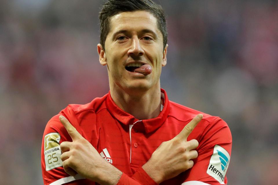 12 kỷ lục khó tin nhất trong bóng đá