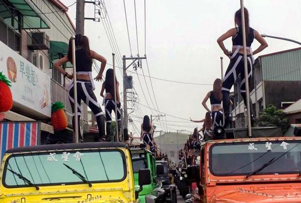 50 vũ công múa cột tháp tùng đám tang cựu quan Đài Loan