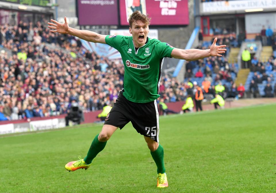 Hạ Burnley, đội bóng nghiệp dư vào tứ kết sau 103 năm
