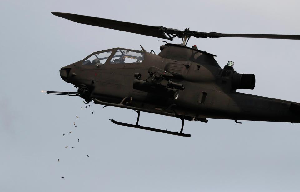 Trực thăng AH-1S Cobra Helicopter của Hàn Quốc trong buổi tập trận. Ảnh: Reuters
