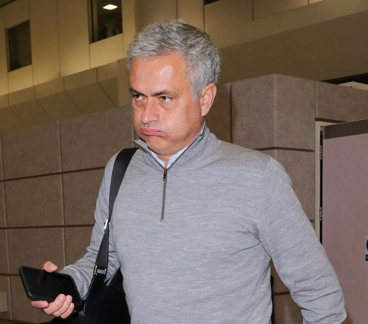 Thầy trò Mourinho bay đêm chuẩn bị đại chiến Arsenal