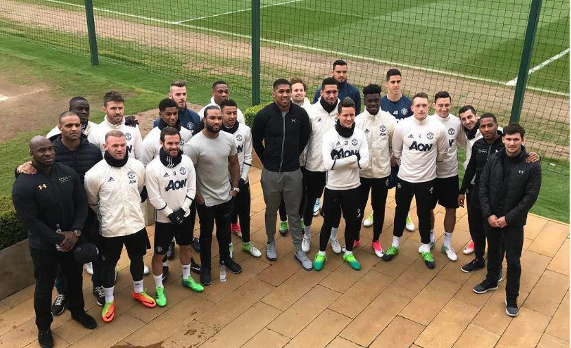 V&otilde; sĩ Joshua bất ngờ thăm M.U trước đại chiến Tottenham - Ảnh 1.