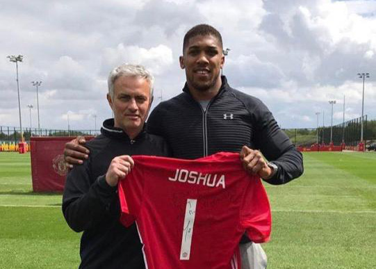 Võ sĩ Joshua bất ngờ thăm M.U trước đại chiến Tottenham