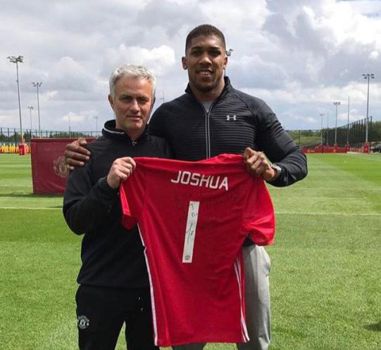 V&otilde; sĩ Joshua bất ngờ thăm M.U trước đại chiến Tottenham - Ảnh 3.