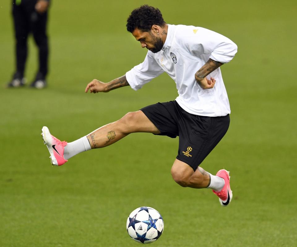 Guardiola muốn mua trò cũ Alves