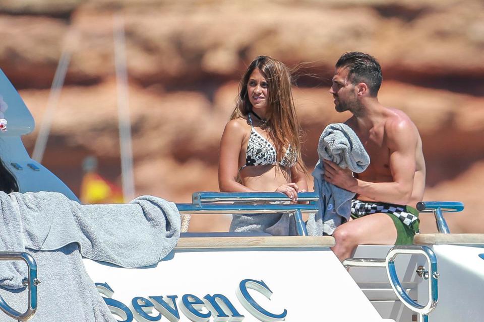 Gia đ&igrave;nh Messi, Suarez, Fabregas họp mặt tr&ecirc;n đảo - Ảnh 11.