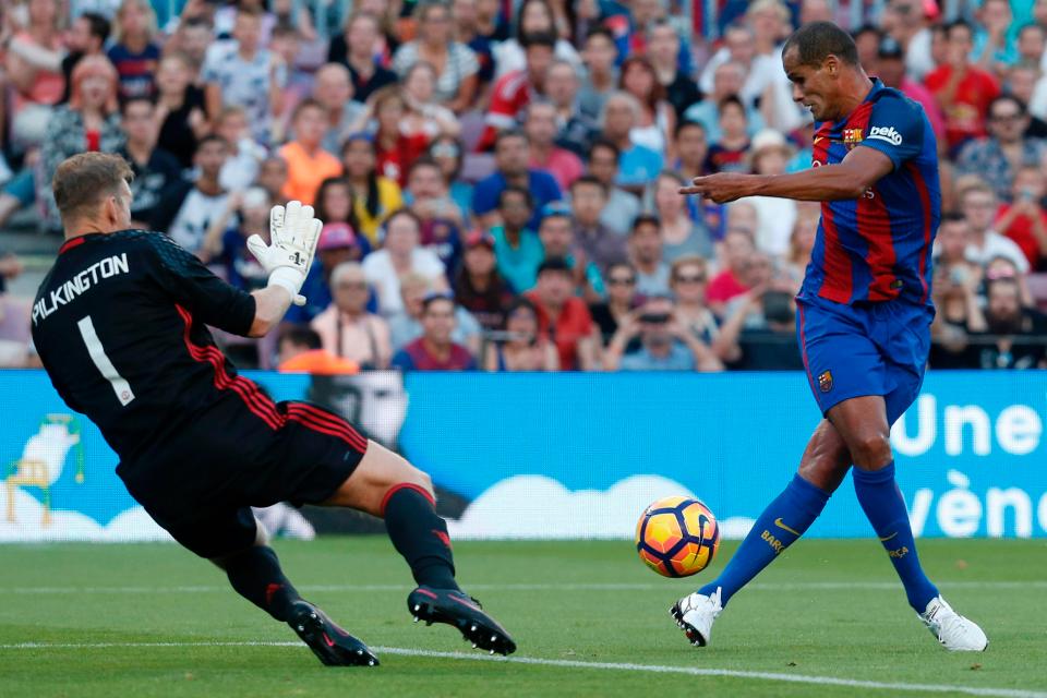 Dwight York ghi bàn đẹp, cựu M.U đè bẹp cựu Barcelona