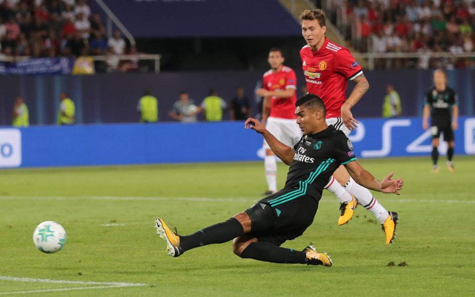 Mourinho tặng huy chương Si&ecirc;u c&uacute;p cho fan - Ảnh 2.