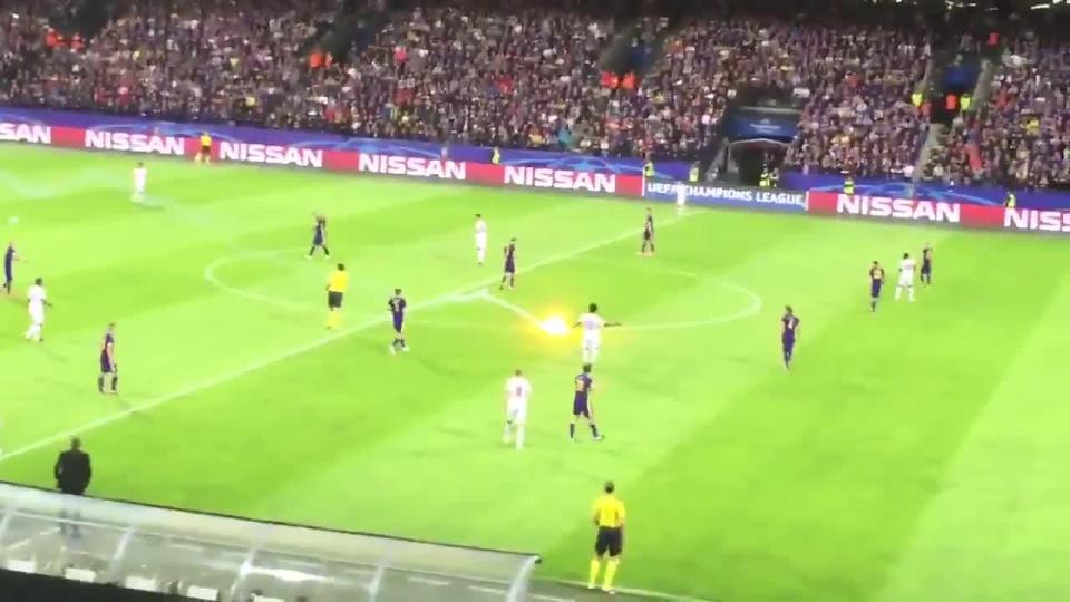 Fan Spartak Moscow bắn pháo sáng suýt trúng trọng tài - Ảnh 4.