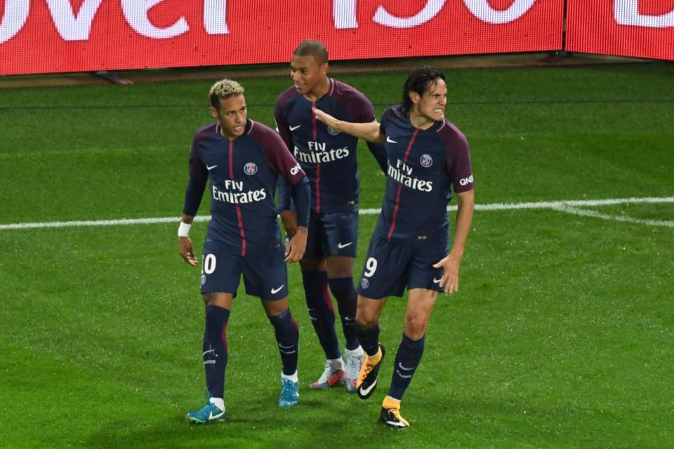 Neymar đòi đánh Cavani trong phòng thay đồ