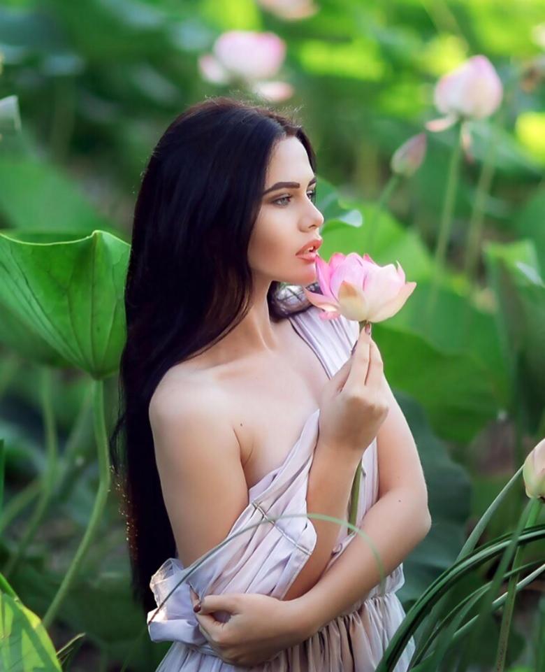Người mẫu bị phạt vì chụp ảnh bên hoa sen quý - Ảnh 2.