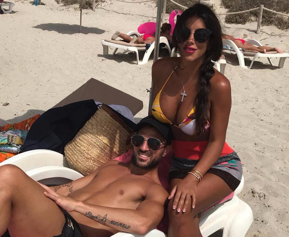 Fabregas đính hôn với "máy bay bà già"