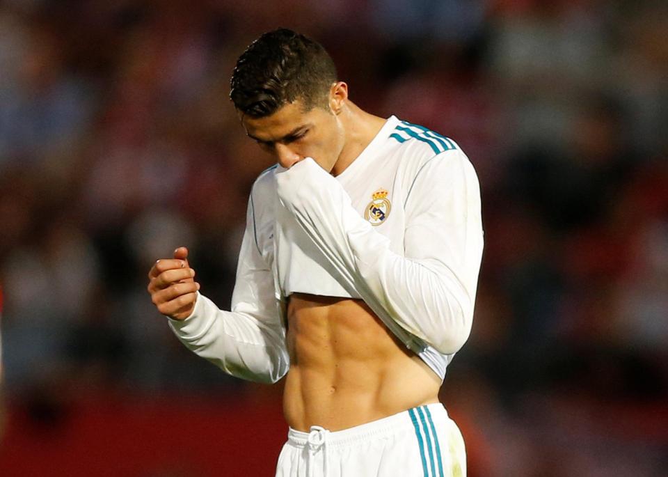 Đánh vào mặt đối thủ, Ronaldo đối mặt với án phạt