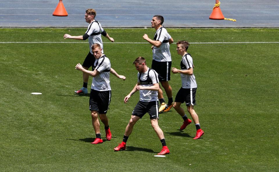 Tuyển New Zealand bị yểm b&ugrave;a trước trận play-off Peru - Ảnh 6.