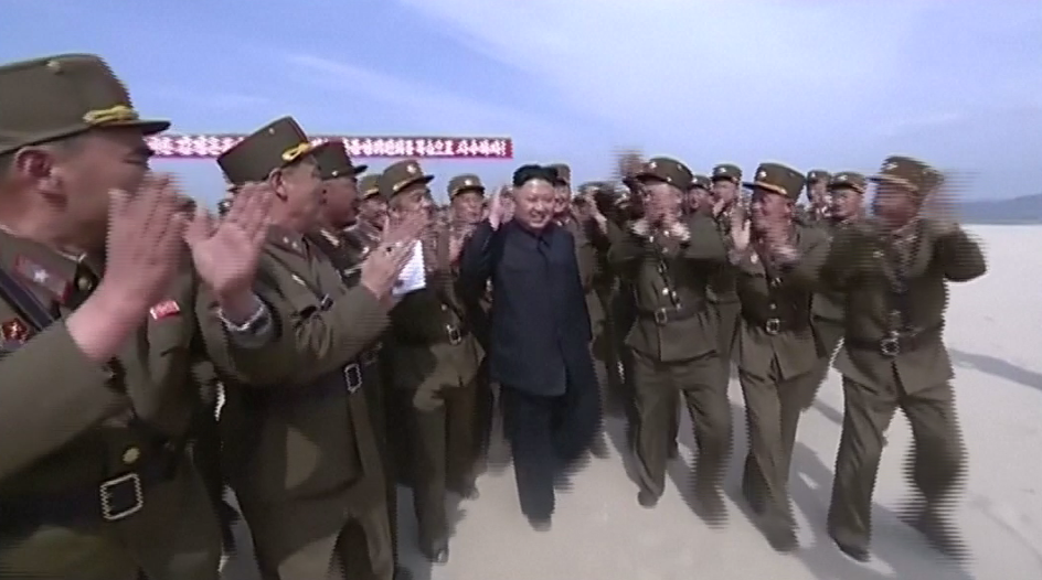 Video ông Kim Jong-un cười tươi trong lúc thị sát tập trận