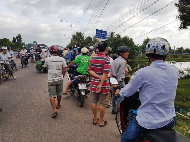 Một thi thể nổi tr&ecirc;n s&ocirc;ng ngay nơi kẻ trộm ch&oacute; trốn tho&aacute;t - Ảnh 2.