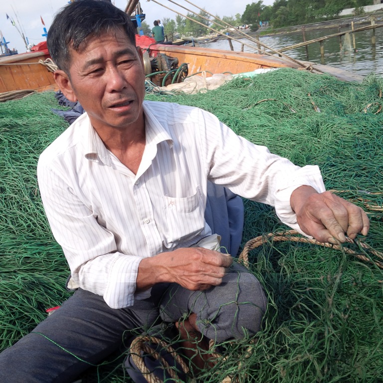 Ngư d&acirc;n B&ugrave;i B&ugrave;i Xu&acirc;n Tấn lo lắng v&igrave; lưới b&aacute;m nhiều b&ugrave;n lạ
