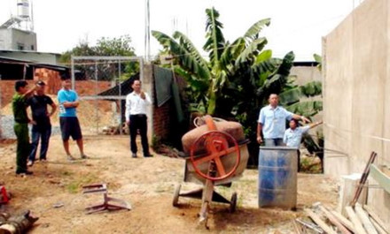 Truy tố 2 mẹ con kh&oacute;a cửa nhốt c&aacute;n bộ, doa nổ b&igrave;nh gas - Ảnh 1.