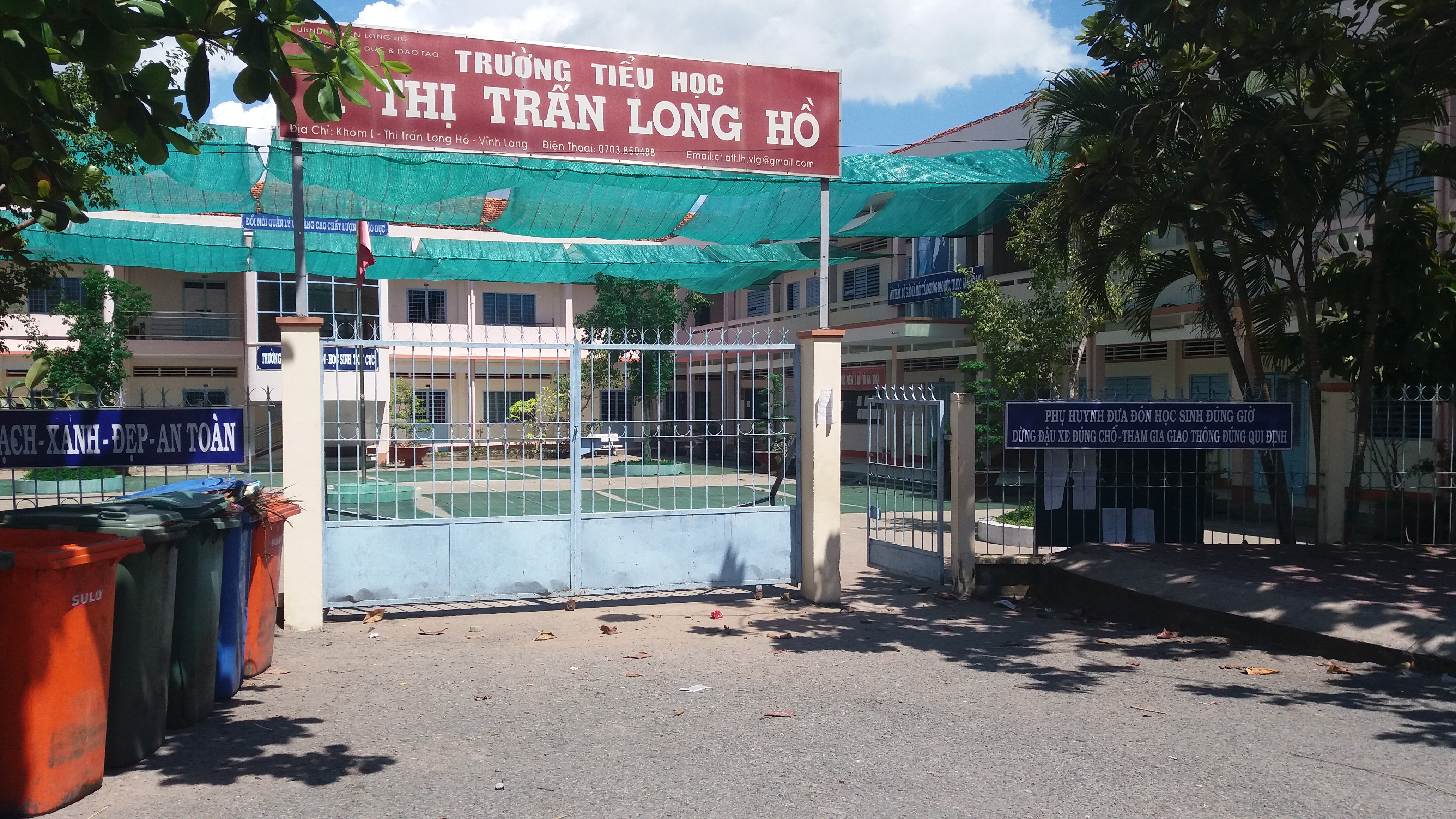 Phụ huynh đâm con nợ gây náo loạn trước cổng trường
