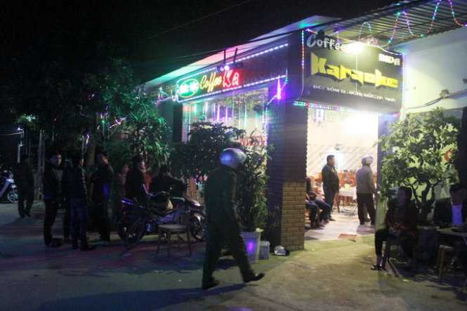 Bị nhân viên quán karaoke "bắt đền", giang hồ nổ súng "đền"